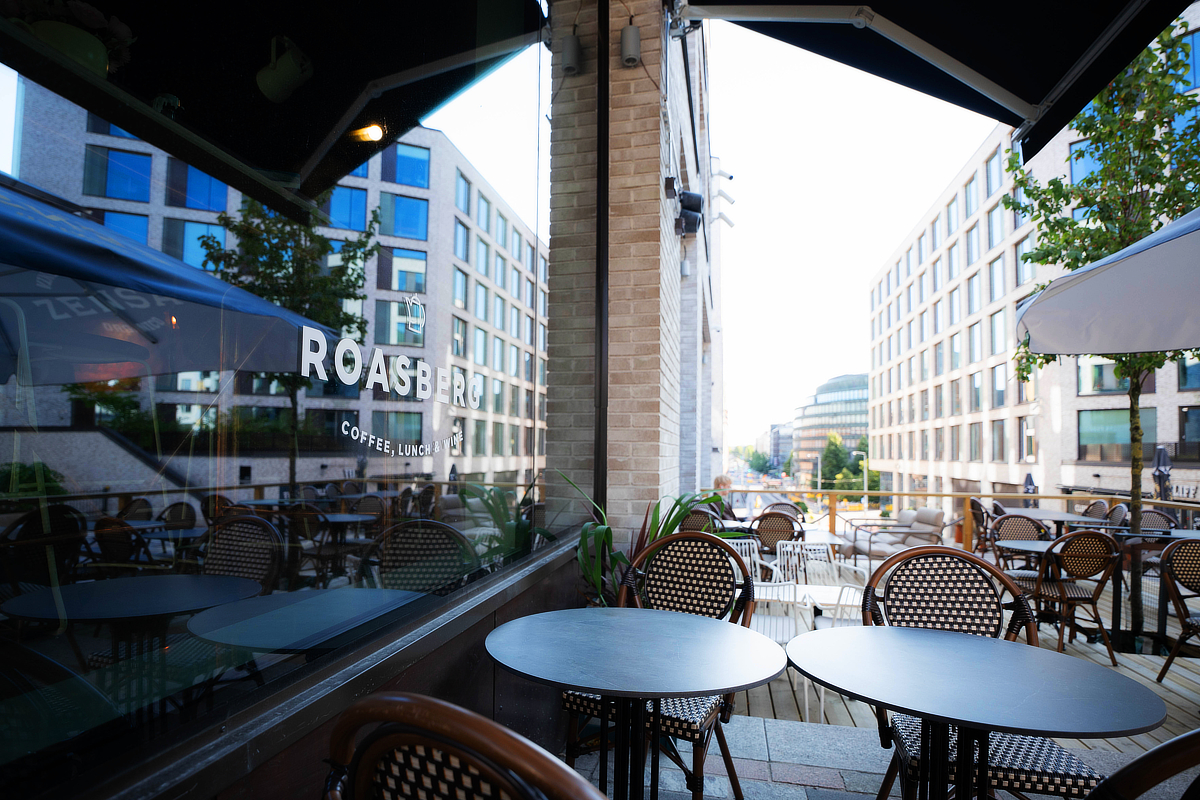 Roasberg Kolmas linja terrace with tables and rattan chairs under the awning