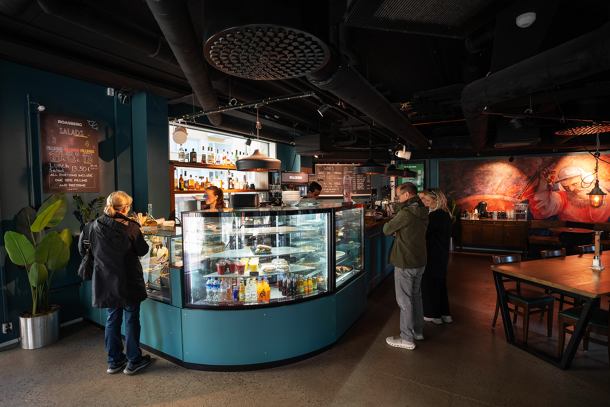 Customers ordering at the Roasberg Kolmas linja counter