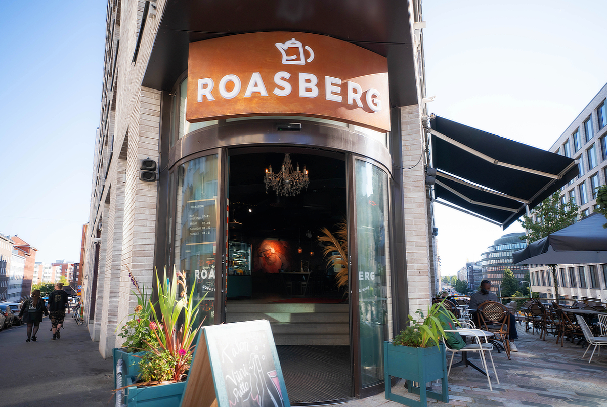 Roasberg Kolmas linja entrance with the copper Roasberg sign at Siltasaarenkatu 13, Kallio