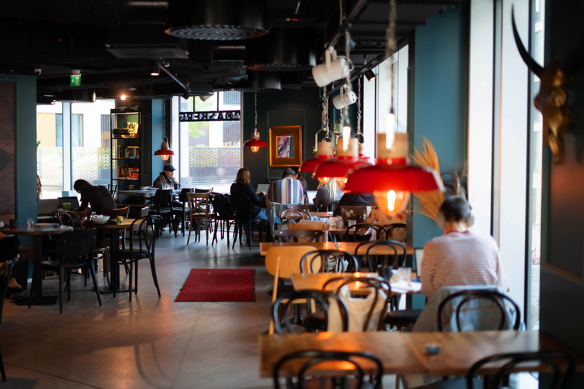 Afternoon light and red pendant lamps in the Roasberg Kolmas linja dining room